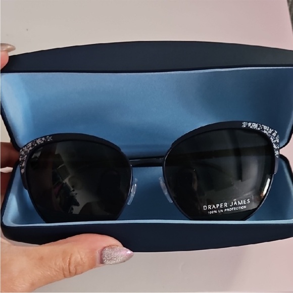 Draper James Accessories - Draper James Black Sunglasses